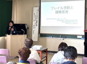 スライドを使いながら講義をする講師の様子