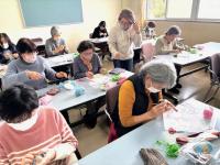 編物をしている受講生の様子