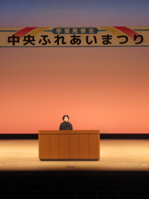 声高らかに披露されている女性