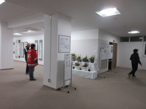 ギャラリーに展示された寄せ植えの数々