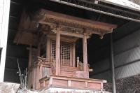 奥山寺鎮守社、木造流造の小宮でトタン葺きの覆い屋が付く。