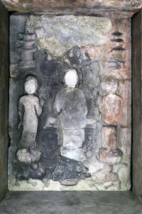 石造浮彫如来及両脇侍像