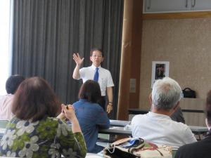 講師の身振り手振りのお話を聴いている様子