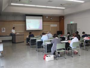 終活ノートを書いている様子
