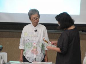 受講生が持ってきた書類の保管について講師のアドバイスを受ける様子