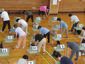 播州弁のラジオ体操をしている様子