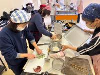 タコときゅうりを切って酢の物にしている写真