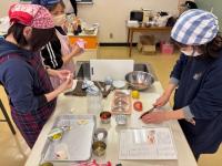 トマトソースのために野菜を切っている写真