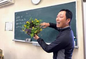 見本を手に説明する講師の写真