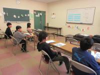 講師の話を聞く子供の様子