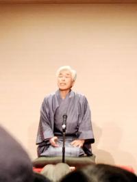 落語を披露する五乱さんの写真