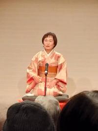 落語を披露するようさんの写真