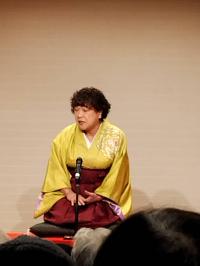 落語を披露する笑々さんの写真