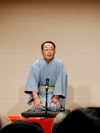 落語を披露する長大さんの写真