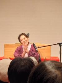 落語を披露するたい孝さんの写真