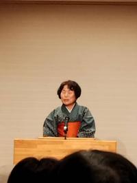 落語を披露する光夏さんの写真