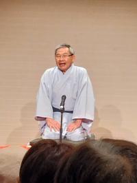 落語を披露する高志さんの写真