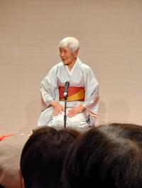 落語を披露するせっ珍さんの写真