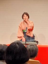 落語を披露する輝楽さんの写真