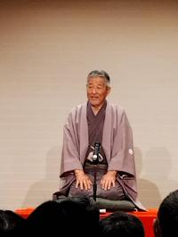落語を披露するヨウ介さんの写真