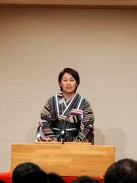 落語を披露する講師の露の紫さんの写真