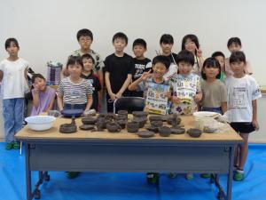 作品とともに記念写真を撮影。