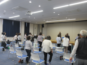 椅子から立ち上がって、足踏みをしている受講生の皆さん