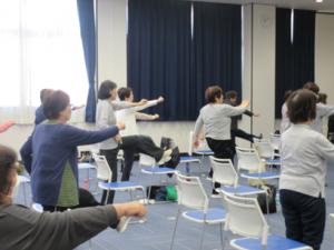 立ち上がった状態で、手足を同時に挙げる受講生の皆さん