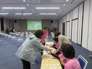 受付をする参加者と受付係のサポーターの皆さん