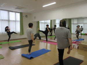 講師の手本に合わせて右足を前へ蹴りだしをする受講生