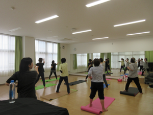 講師の手本に合わせて右手の突きをする受講生