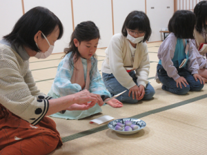 大皿に盛ってあるお菓子を順番に取り、横の人に送る受講生