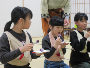 一口大に切り分けた甘いお菓子に思わず顔がほころぶ受講生