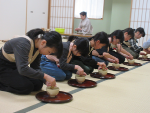 右手首を軽やかに動かしお茶を立てる受講生