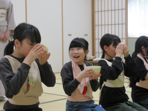 初めての抹茶の味に、笑顔を見せる受講生
