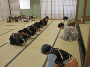 きちんと両手を揃えて最敬礼でお稽古最後のあいさつをする受講生