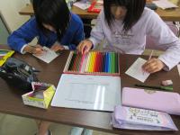 色塗りをする子供の様子