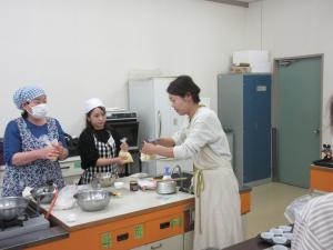 マフィンの生地をナイロン袋に投入する様子