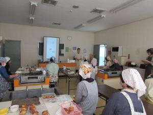 久川先生の座学でスクリーンを見ている様子
