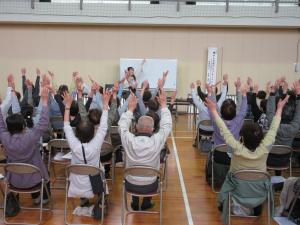 万歳の姿勢でストレッチをする受講者の様子