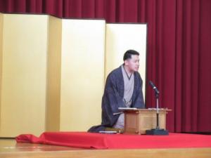 金屏風の前で講談を演じている旭堂一海　氏