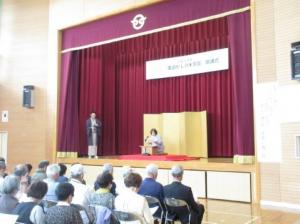舞台で講談を演じる受講生（1人目）