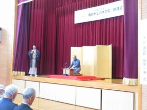 舞台で講談を演じる受講生（2人目）