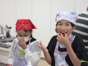 思わずつまみ食いをする受講生の子ども達