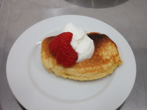 いちごとホップクリームでデコレーションしたパンケーキ