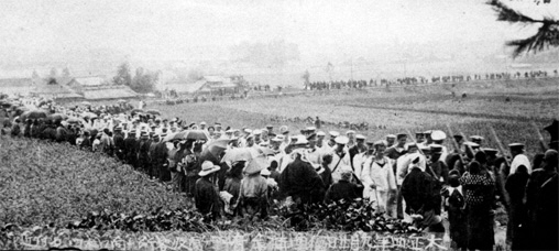 image: The prisoners walking to the Aonogahara Prisoner of War Camp