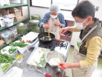 野草を天ぷらにしている写真