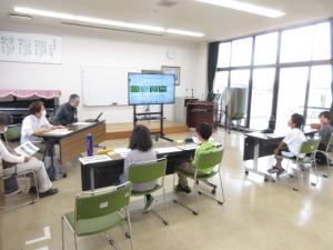 モニターで見ながら講師の説明を聞いている様子の写真