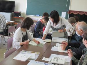 先生がお手本を書かれているのを真剣に聞いている様子