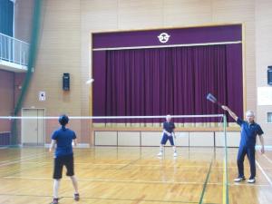 打ち方をデモストレーションしている写真